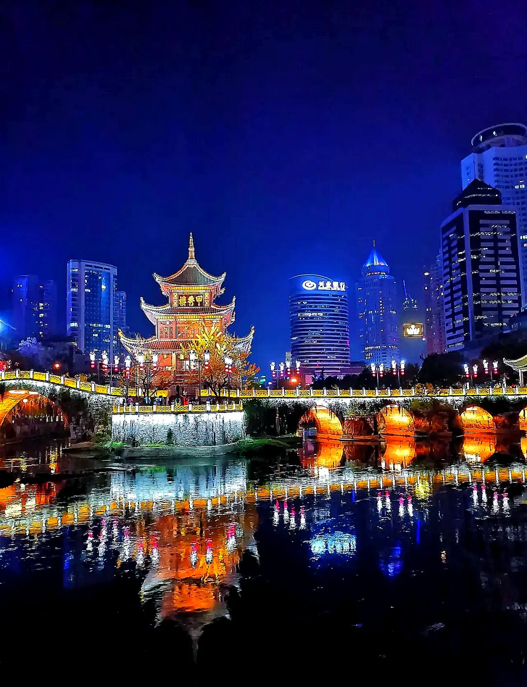 夏季贵阳甲秀楼与南明河城市景观