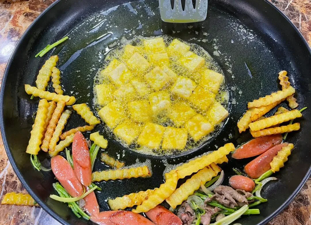 六盘水烙锅,肉类、豆腐、洋芋和蔬菜边烙边吃