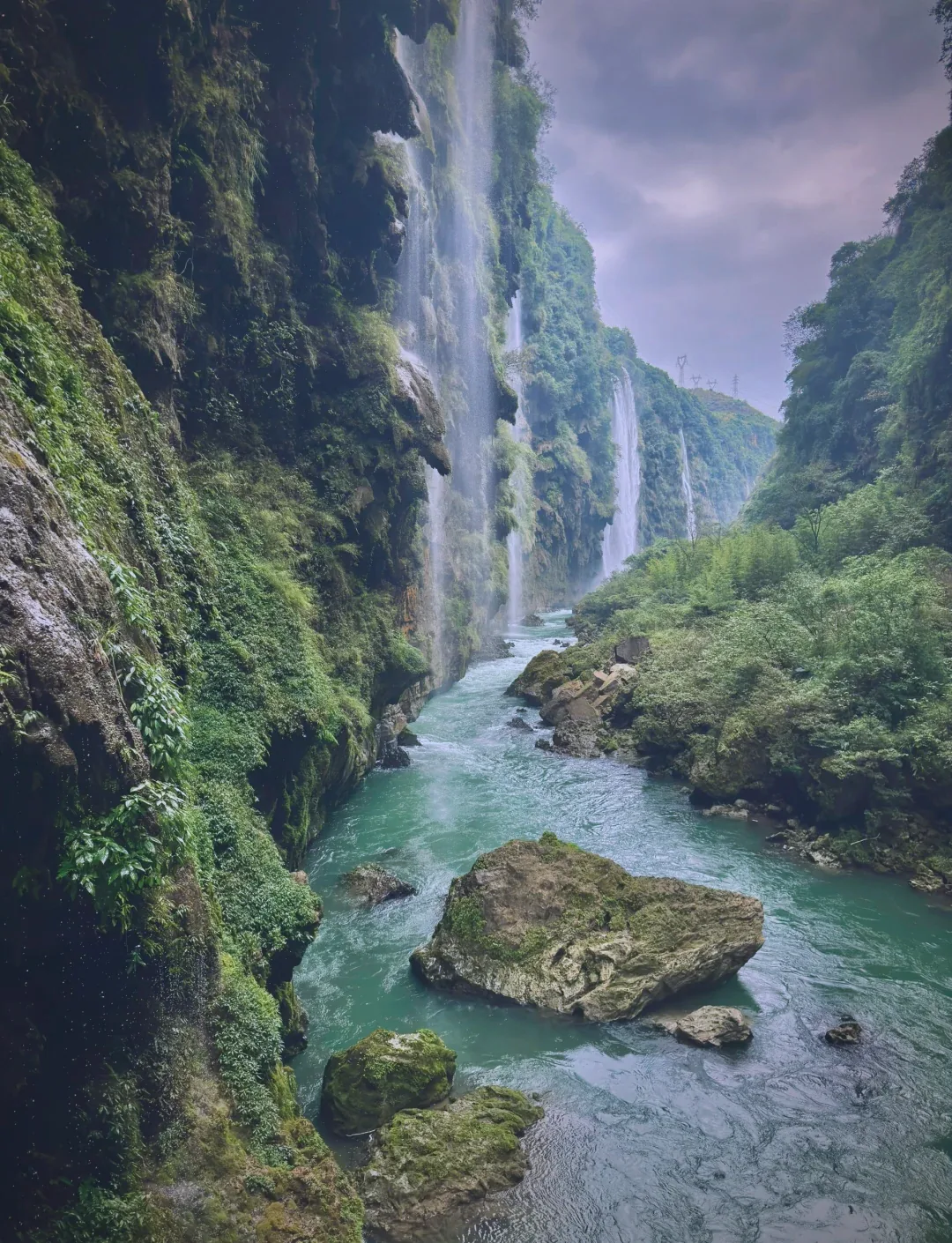 兴义马岭河峡谷栈道、瀑布与崖壁夏季景观